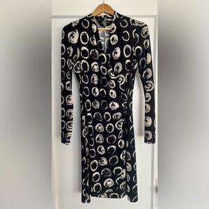 Elegant Black and Off-White Pattern Wrap Fit Dress